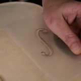 E dopo aver inserito il filetto di tre diverse essenze di legno, Ester incide con un coltellino le due �effe� in corsivo, ovvero le fessure a forma della lettera dell�alfabeto da cui esce il suono